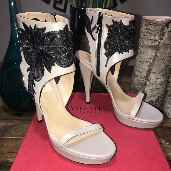 New Valentino Garavani Light Grey Sandals - Picture 6 of 8